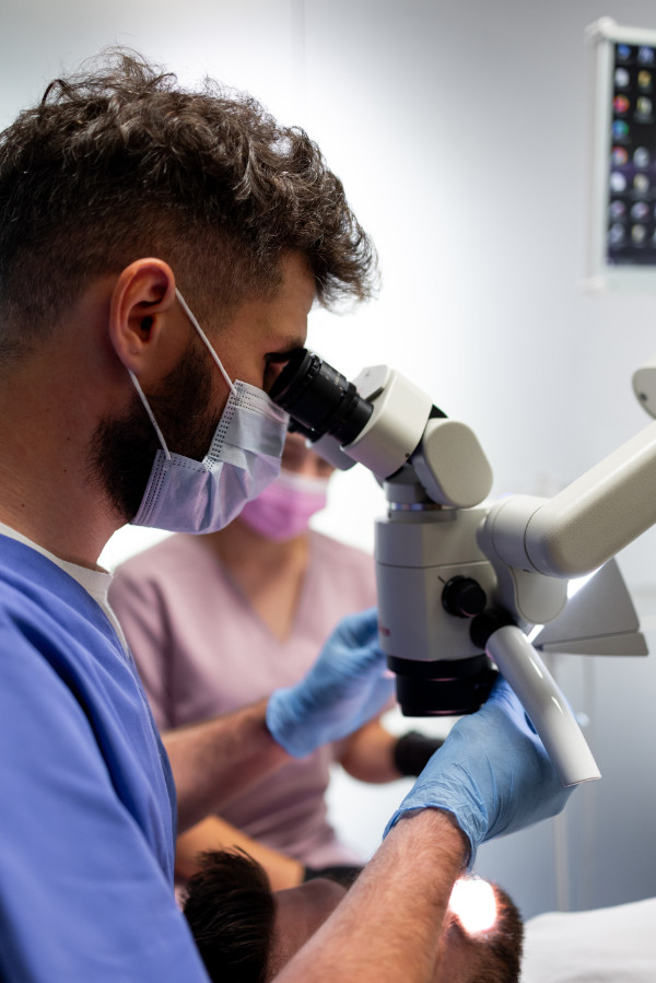 leczenie kanałowe pod mikroskopem