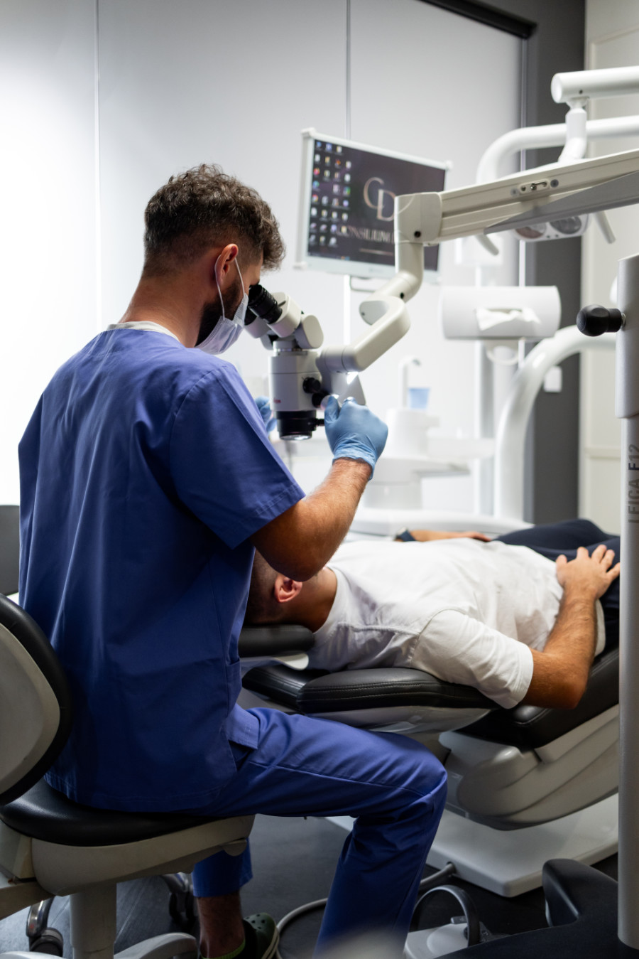 leczenie kanałowe pod mikroskopem